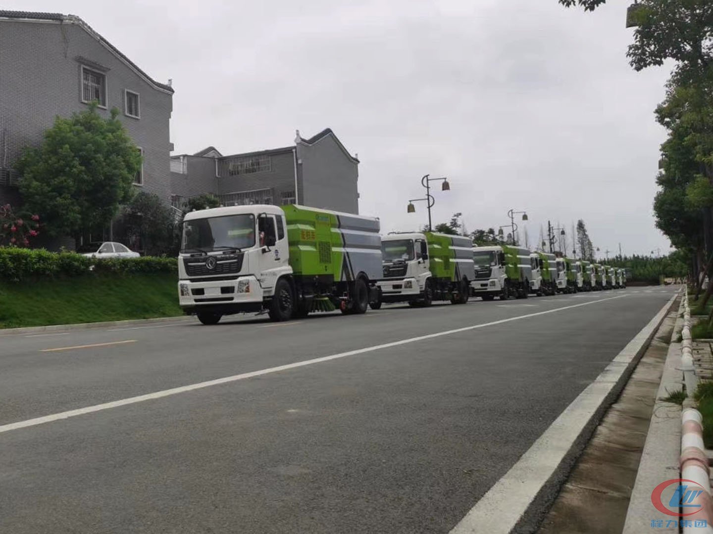 J9九游会集团东风天锦洗扫车批量交车