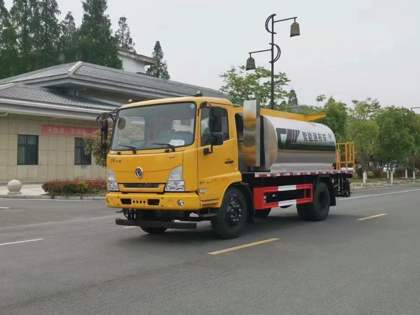 国六东风天锦智能型沥青洒布车